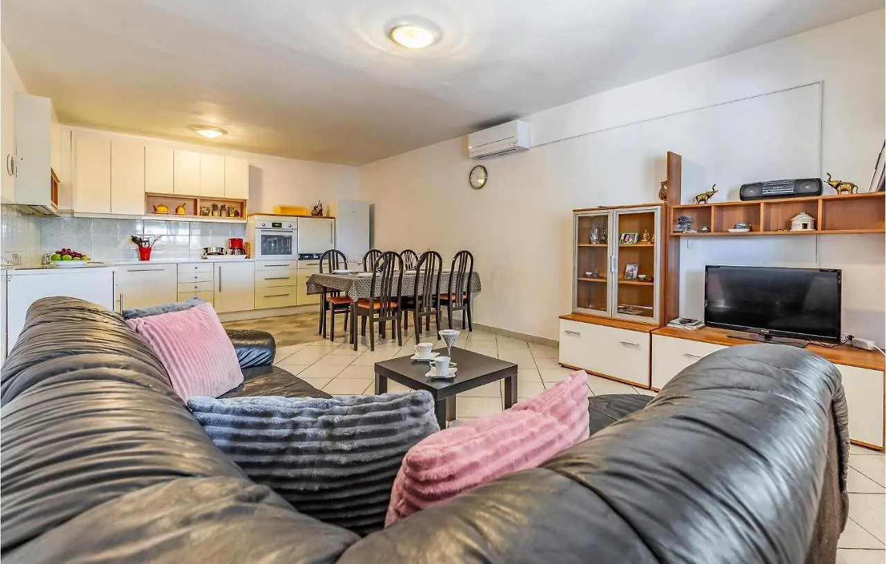 Feriehus Awesome Apartment In Medulin With Wifi